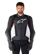 Veste en cuir Alpinestars Missile V3, noir, blanc et rouge fluo, veste de sport de course haut de gamme en cuir bovin, dotée d'un logo blanc sur la poitrine et du marquage Alpinestars sur les manches, portée avec des gants et un pantalon de moto noirs