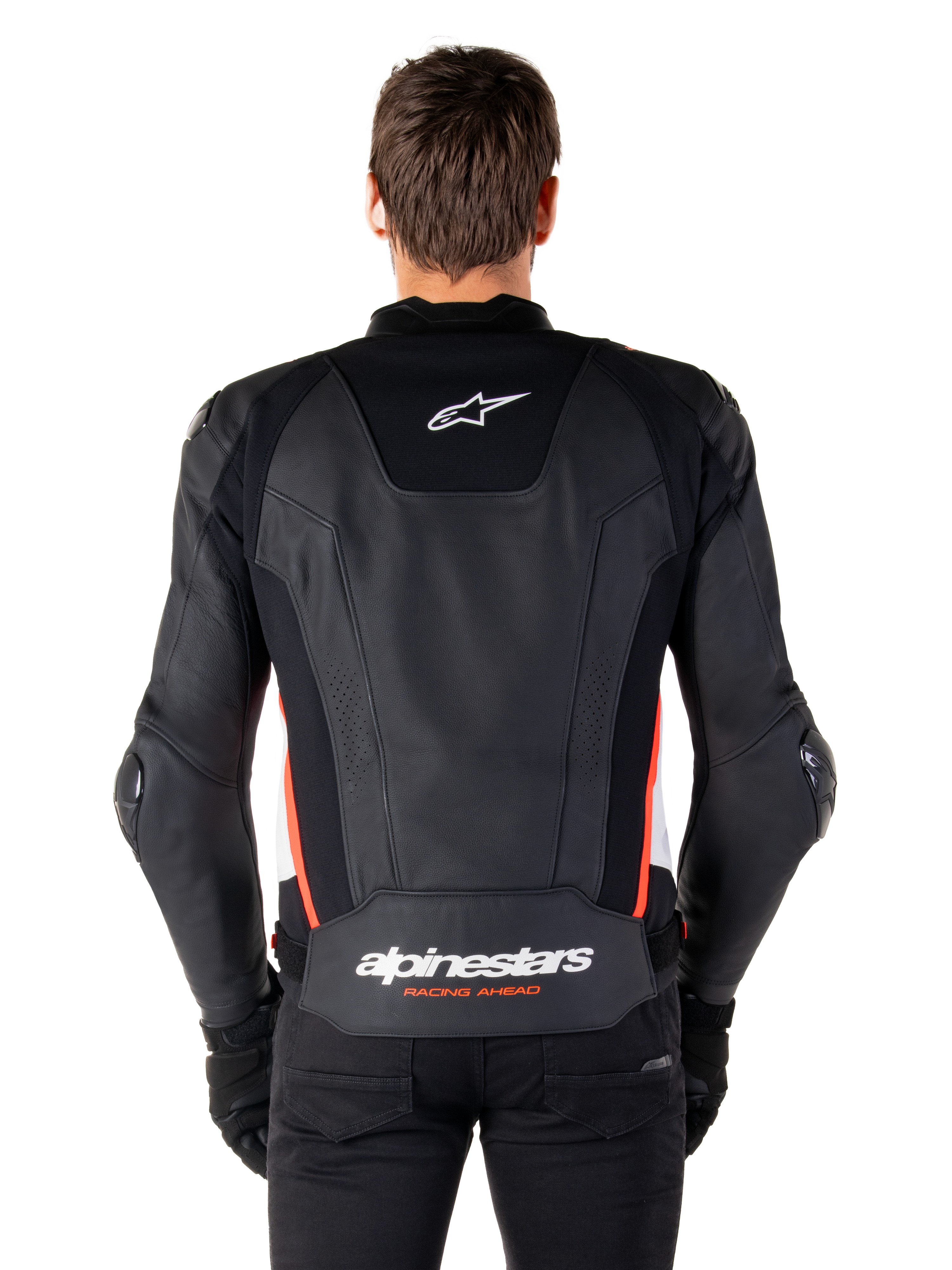 Veste en cuir Alpinestars Missile V3, vue de dos, cuir noir premium avec accents rouge fluo et blancs, arborant un logo étoile blanche sur le haut du dos et le logo Alpinestars sur le bas du dos, portée avec un pantalon et des gants noirs