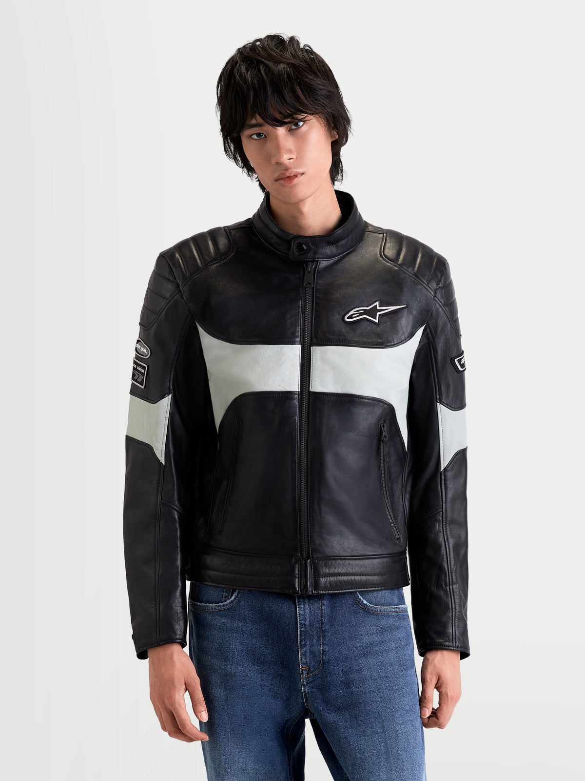 Alpinestars Veste en cuir Revern, blouson de moto urbain contemporain pour homme noir et gris métal, vue de face portée par un modèle mettant en valeur la construction en cuir bovin pleine fleur vieilli et le style rétro