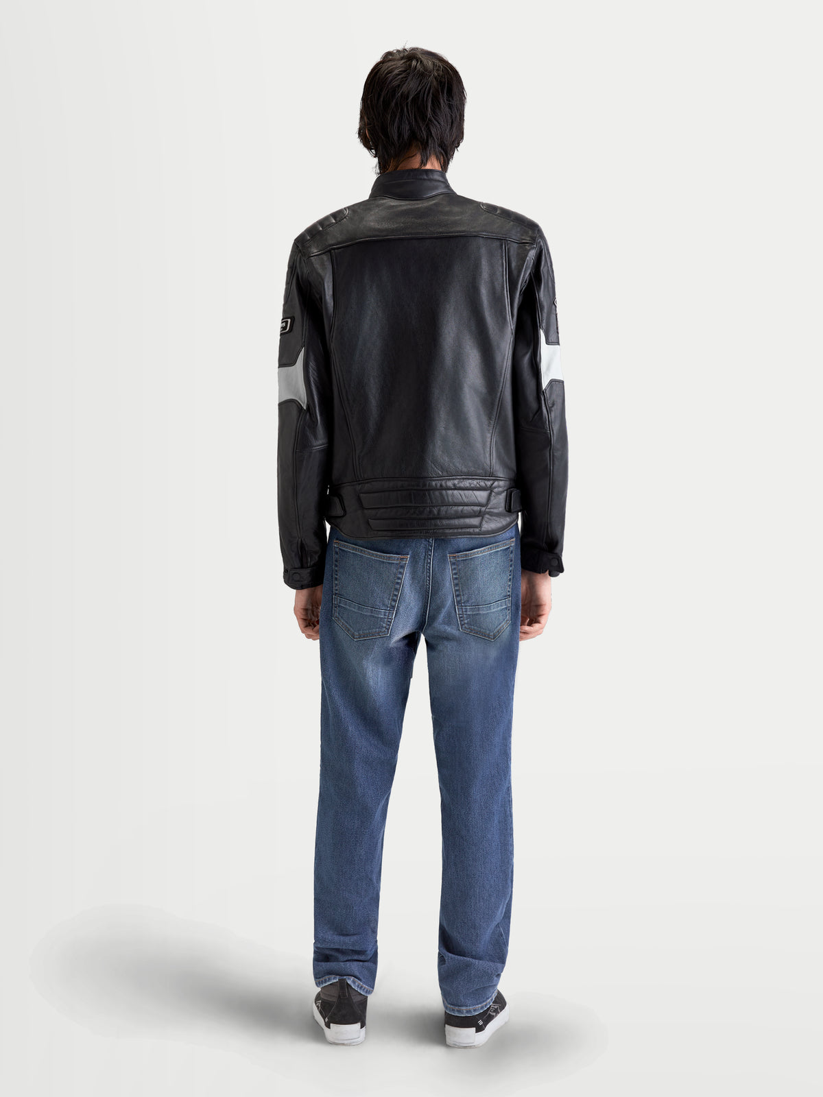 Alpinestars Revern Veste en cuir, blouson moto urbain pour homme noir et gris métal, vue de dos sur un modèle portant un jean