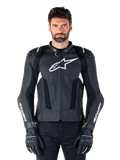 Veste en cuir Alpinestars Missile V3 Airflow, noire et blanche, veste de moto de course avec panneaux de ventilation en cuir perforé, grand logo étoile blanc sur la poitrine, portée avec des gants assortis, design sportif et protecteur