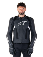 Veste en cuir Alpinestars Missile V3 Airflow, noire et blanche, veste de moto de course avec panneaux de ventilation en cuir perforé, grand logo étoile blanc sur la poitrine, portée avec des gants assortis, design sportif et protecteur