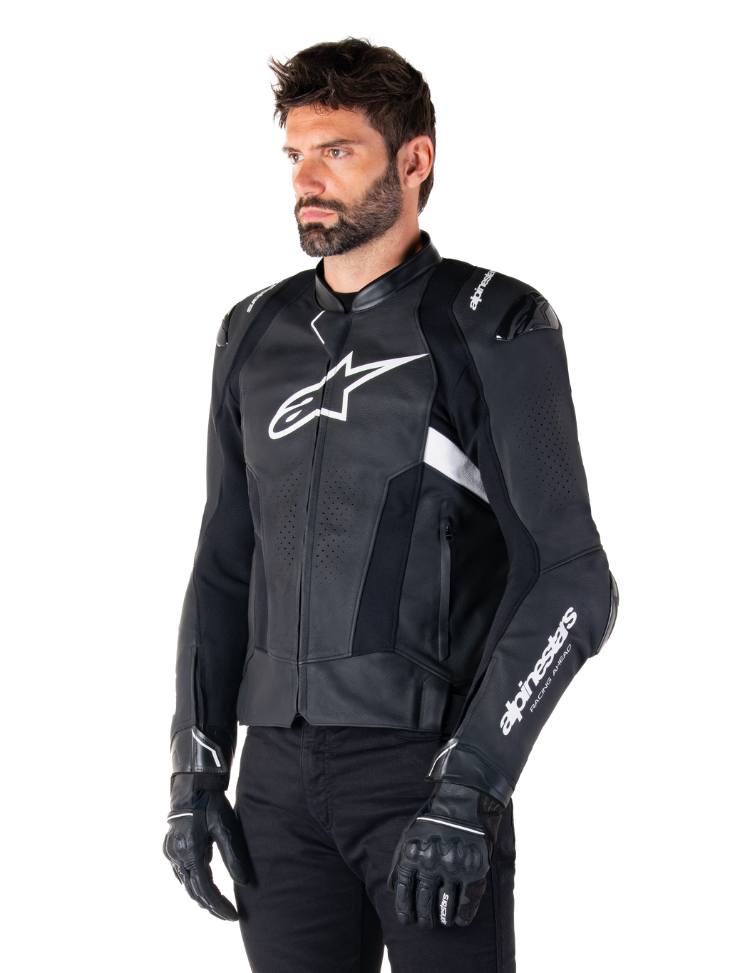 Homme portant la veste en cuir Alpinestars Missile V3 Airflow, veste de moto noire et blanche, cuir perforé premium pour une circulation d'air optimale, logo Alpinestars blanc sur la poitrine et la manche, coupe sportive inspirée de la course, portée avec des gants et un pantalon noirs