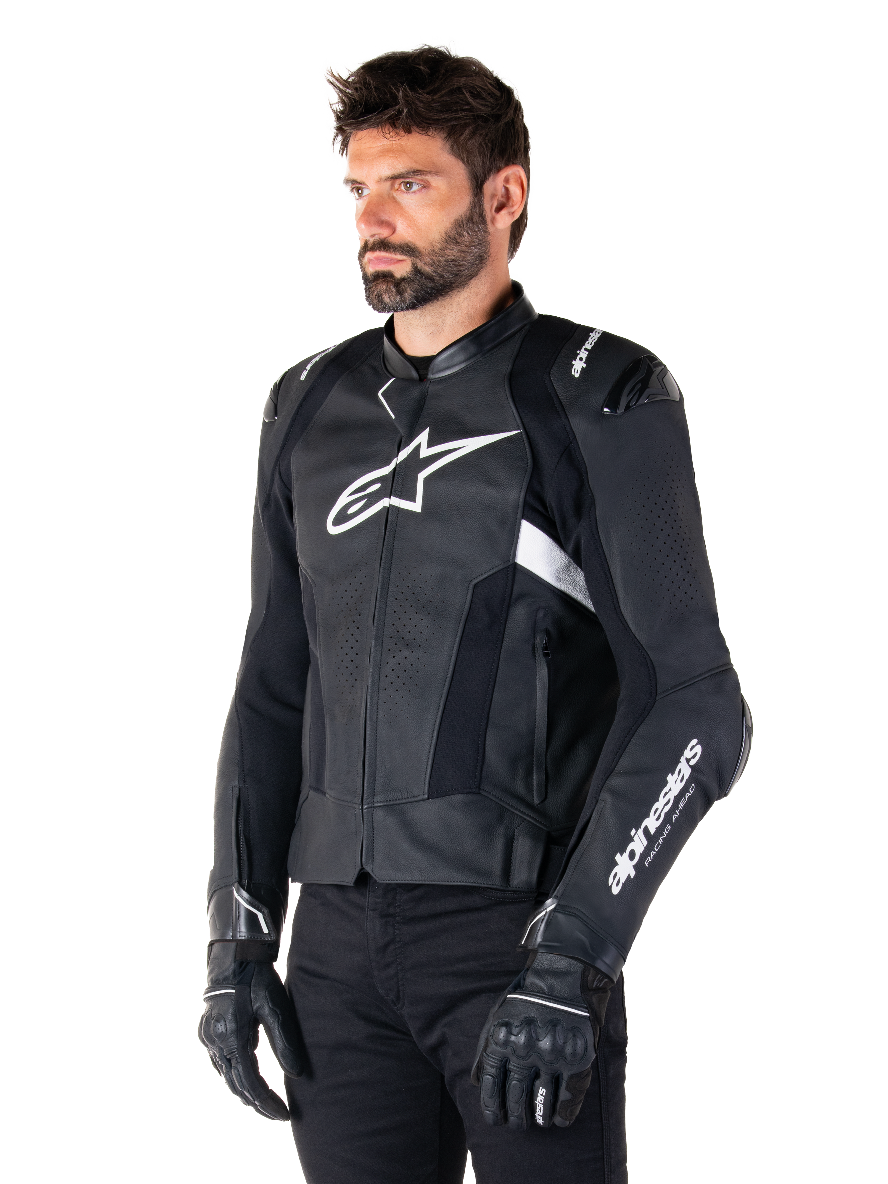 Homme portant la veste en cuir Alpinestars Missile V3 Airflow, veste de moto noire et blanche, cuir perforé premium pour une circulation d'air optimale, logo Alpinestars blanc sur la poitrine et la manche, coupe sportive inspirée de la course, portée avec des gants et un pantalon noirs