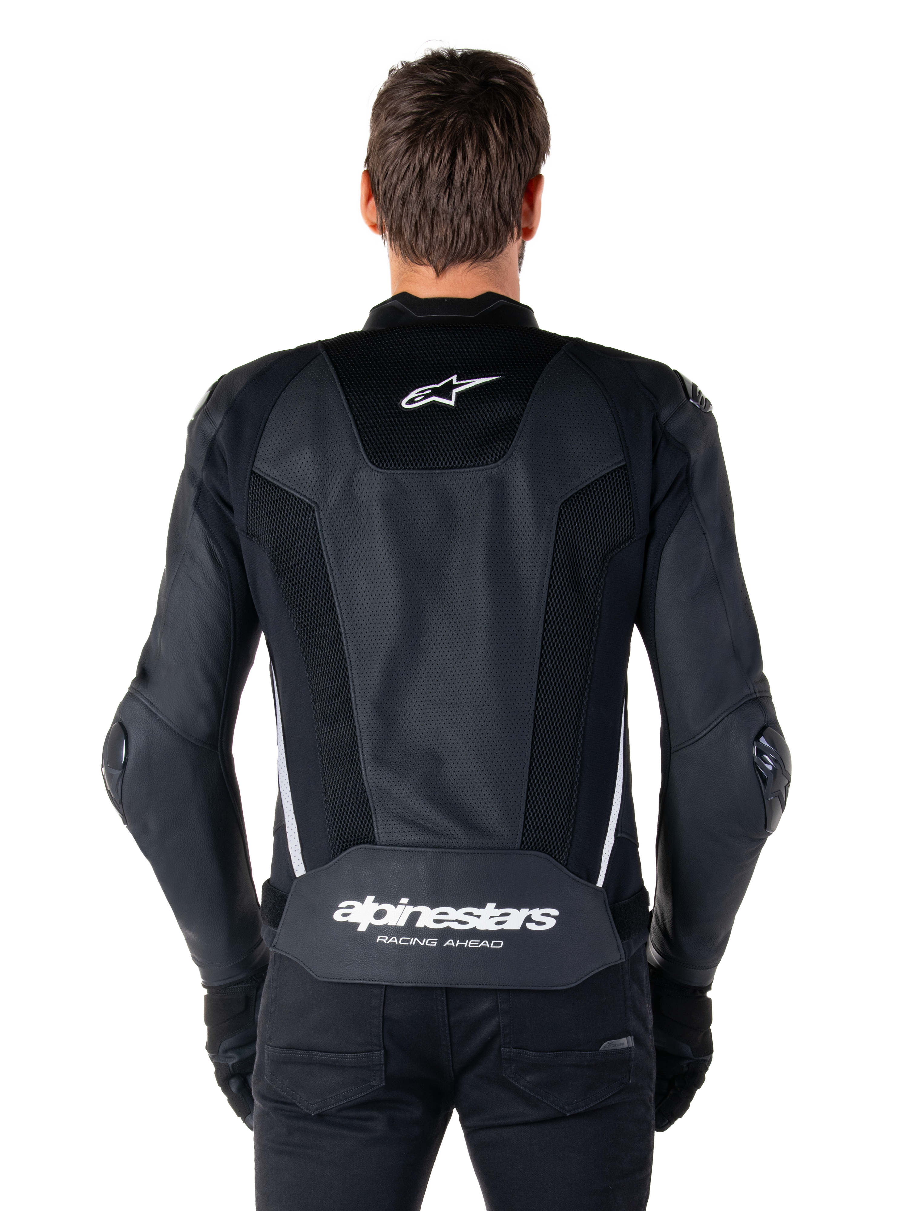 Veste en cuir Alpinestars Missile V3 Airflow, Noir et Blanc, vue de dos portée par un pilote, dotée de larges panneaux en cuir perforé, d'accents latéraux blancs, du logo étoile Alpinestars sur le haut du dos et du marquage « alpinestars RACING AHEAD » sur le bas du dos.