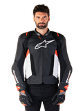 Veste en cuir Alpinestars Missile V3 Airflow, veste de moto de course, noire et blanche avec accents rouge fluo, panneaux de ventilation perforés, logo étoile blanc sur la poitrine, portée avec des gants noirs et rouges, construction en cuir de première qualité