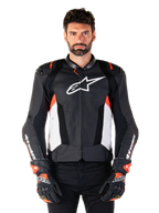 Veste en cuir Alpinestars Missile V3 Airflow, veste de moto de course, noire et blanche avec accents rouge fluo, panneaux de ventilation perforés, logo étoile blanc sur la poitrine, portée avec des gants noirs et rouges, construction en cuir de première qualité
