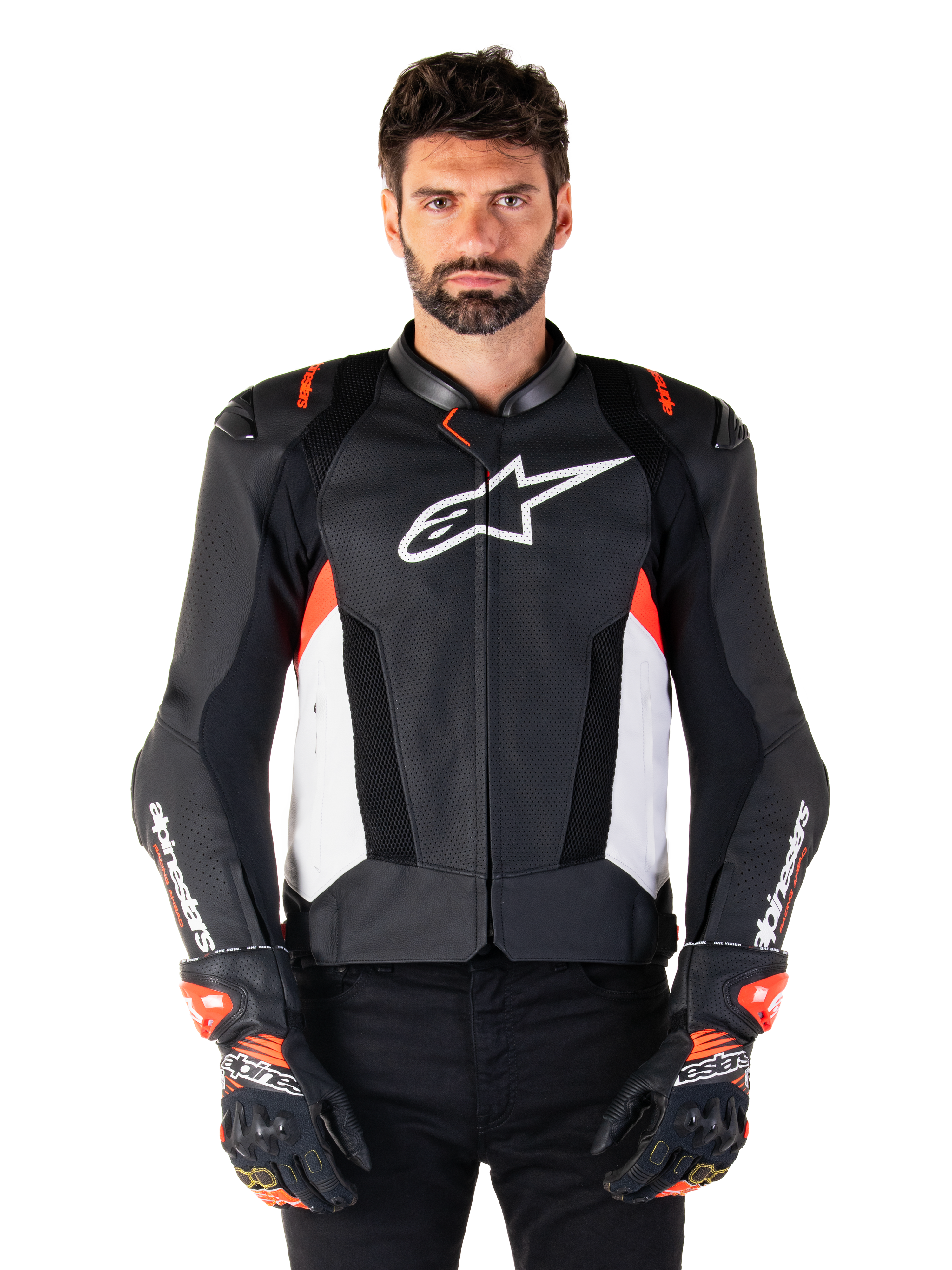 Veste en cuir Alpinestars Missile V3 Airflow, veste de moto de course, noire et blanche avec accents rouge fluo, panneaux de ventilation perforés, logo étoile blanc sur la poitrine, portée avec des gants noirs et rouges, construction en cuir de première qualité