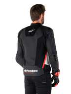 Veste en cuir Alpinestars Missile V3 Airflow, vue arrière, noir, blanc et rouge fluo, dotée de perforations étendues pour une ventilation optimale, de sliders DFS externes sur les épaules et les coudes, et du logo Alpinestars dans le bas du dos.