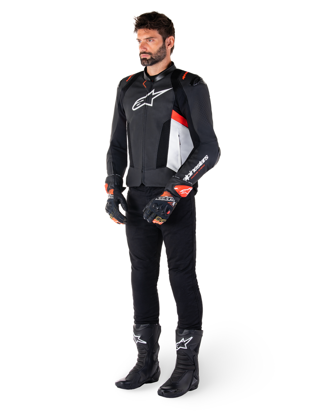Veste en cuir Alpinestars Missile V3 Airflow, noir, blanc et rouge fluo, portée par un mannequin homme avec un pantalon noir, des gants de course noirs et des bottes noires, dotée de cuir perforé pour la ventilation, un logo blanc sur la poitrine et des accents rouge fluo, conçue pour une performance de course et de sport haut de gamme.