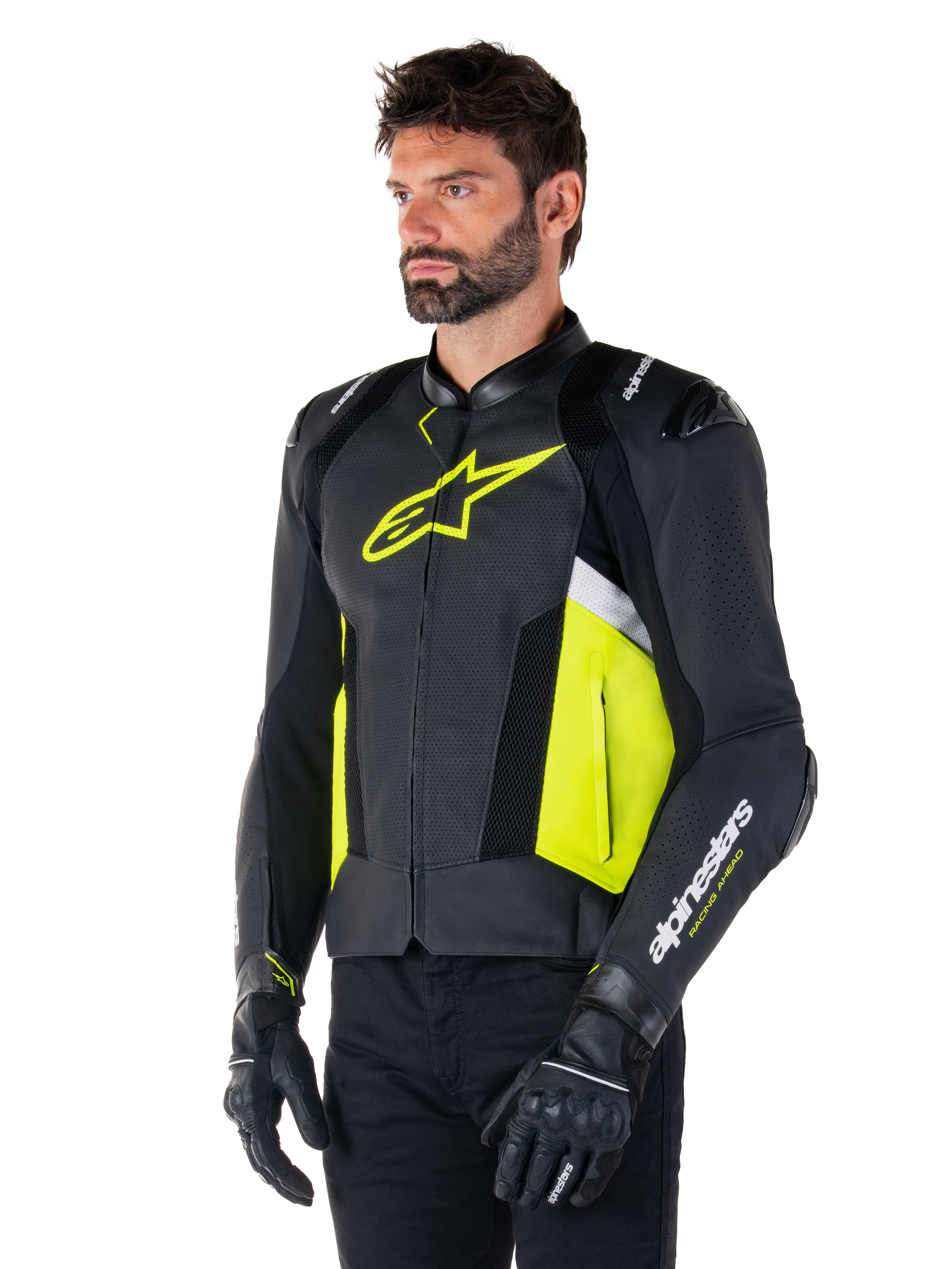 Modèle masculin portant la veste en cuir Alpinestars Missile V3 Airflow, noir avec détails jaune fluo et blancs, cuir perforé pour une ventilation maximale, logo jaune vif sur la poitrine, avec gants et pantalon noirs, équipement de moto racing de style sportif