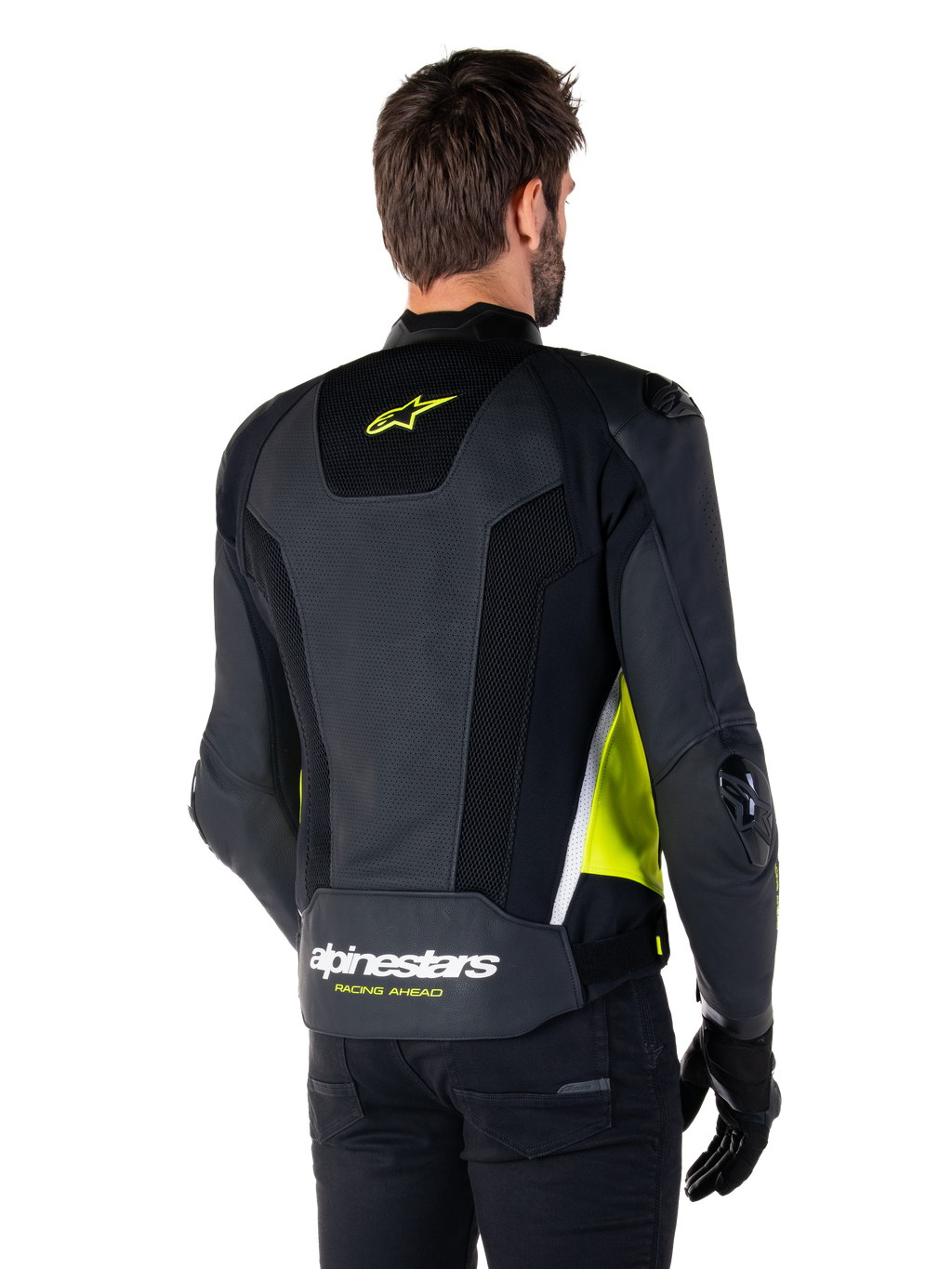 Veste en cuir Alpinestars Missile V3 Airflow, vue arrière sur un mannequin masculin, noire avec accents jaune fluo et blancs, dotée de larges panneaux en cuir perforé et en mesh sur le dos, arborant un logo étoile jaune et le texte blanc 'RACING AHEAD', accompagnée de gants et d'un pantalon noirs.