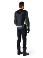 Veste en cuir Alpinestars Missile V3 Airflow, noir, jaune fluo et blanc, vue de dos sur le pilote, avec panneaux arrière en cuir perforé, logo Alpinestars jaune et détails blancs, portée avec un pantalon et des bottes de moto noirs