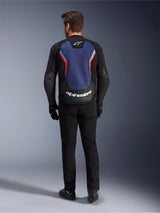 Blouson en cuir Alpinestars GP Force V2, blouson de moto sport, Noir Bleu Rouge Fluo, vue de dos sur un mannequin, présentant un large panneau dorsal bleu avec des accents rouges et bleu clair et le logo Alpinestars blanc en bas du dos, associé à un pantalon et des gants de moto noirs.