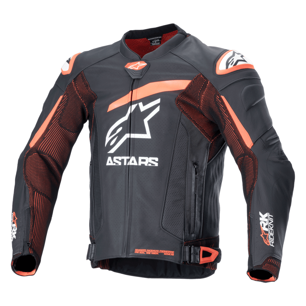 Veste en cuir Alpinestars GP Plus R V4 Rideknit, veste de moto de course noire et orange avec logos blancs, poitrine et bras perforés, accents orange sur les épaules, fermeture éclair frontale avec sangles de taille ajustables, design sportif durable