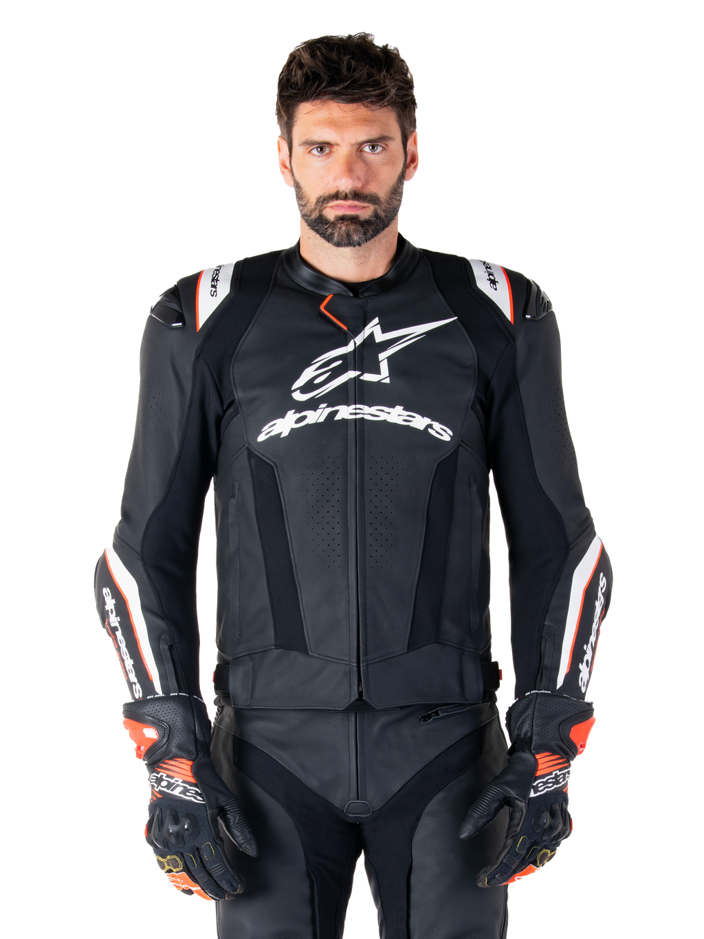 Veste en cuir Alpinestars Missile V3 Ignition, noire avec des accents blancs et rouges, portée par un mannequin homme avec gants et pantalon de course assortis, veste de moto sportive dérivée du MotoGP avec logo imposant