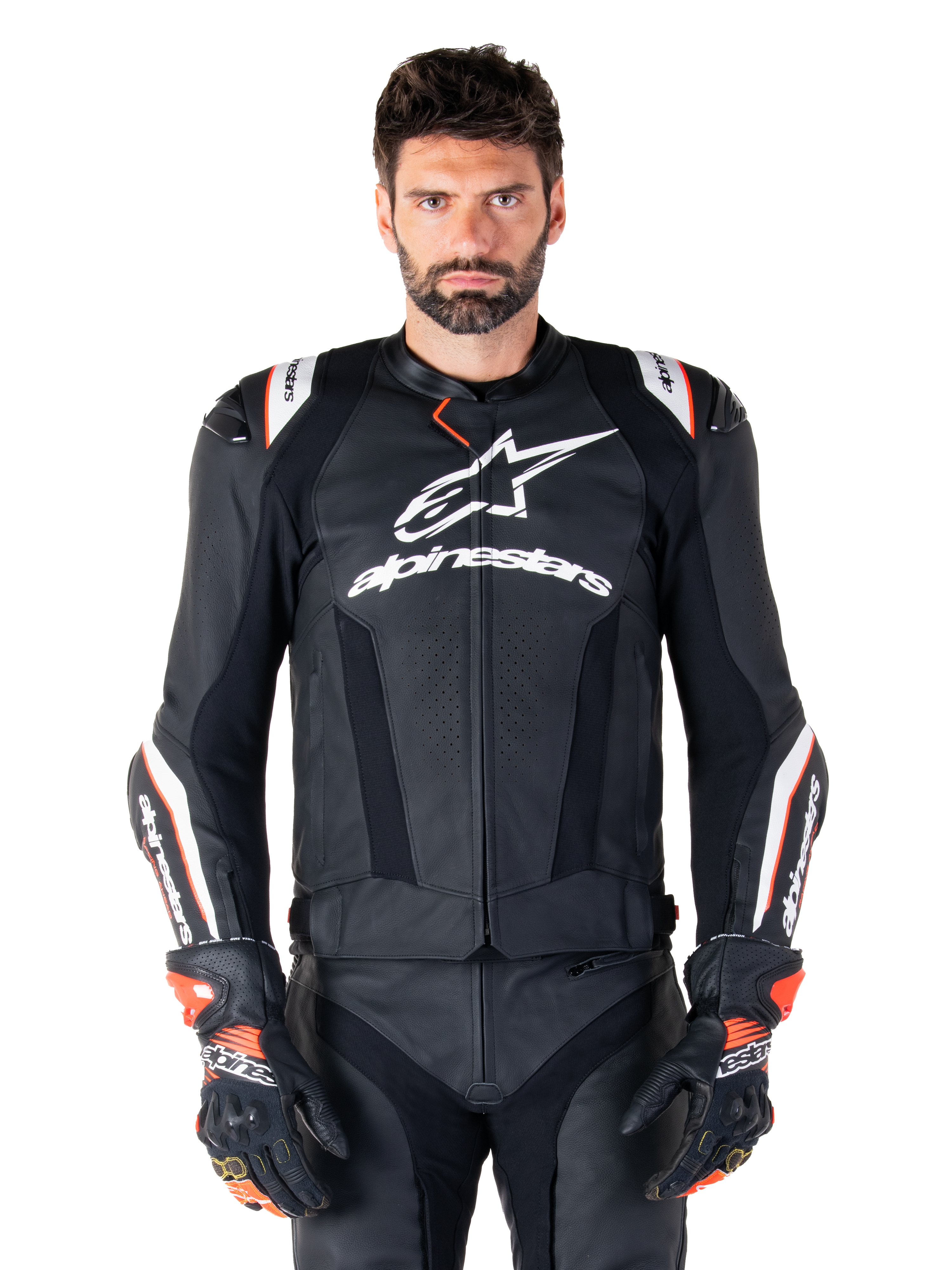Veste en cuir Alpinestars Missile V3 Ignition, noire avec des accents blancs et rouges, portée par un mannequin homme avec gants et pantalon de course assortis, veste de moto sportive dérivée du MotoGP avec logo imposant