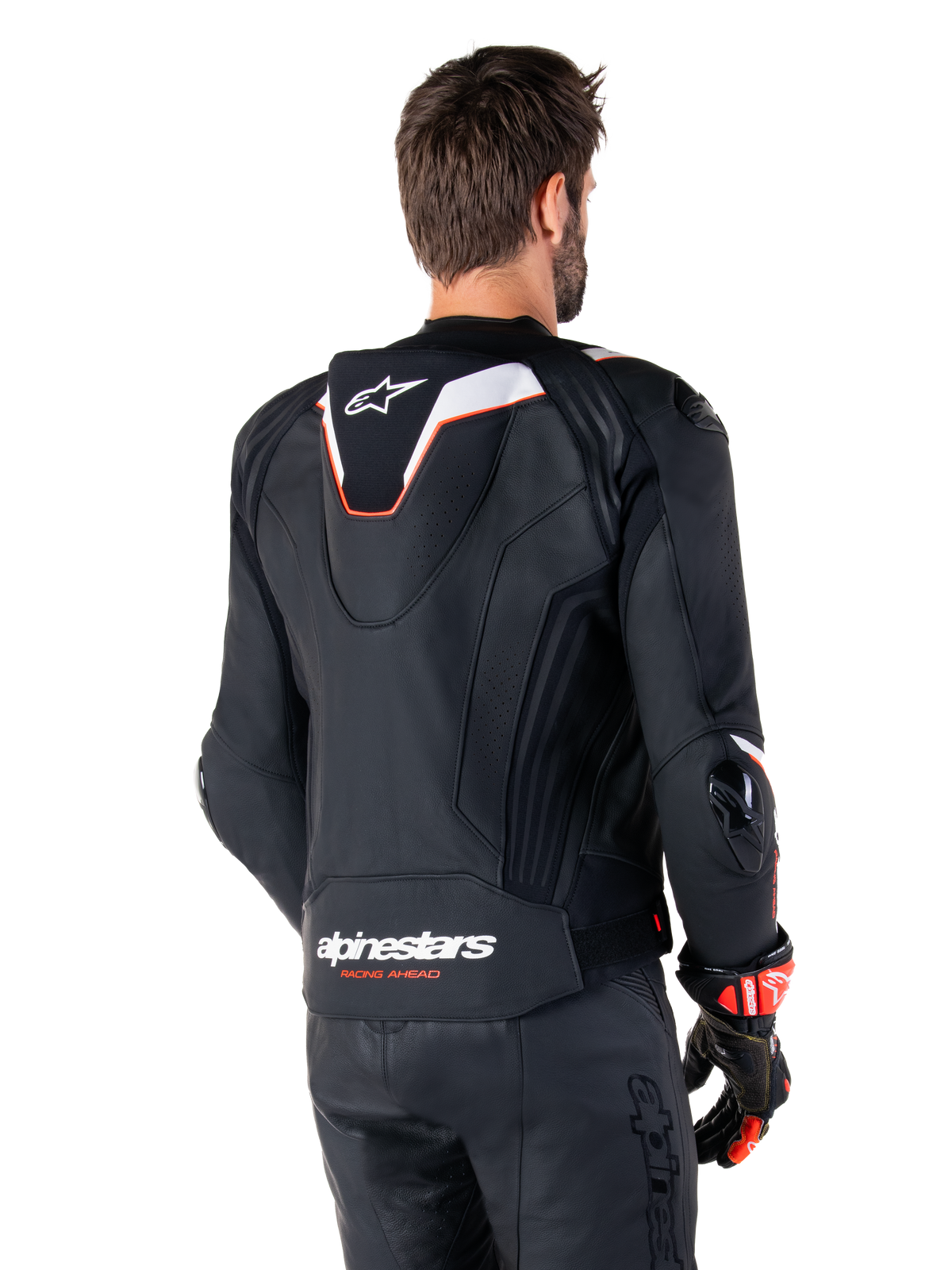 Veste en cuir Alpinestars Missile V3 Ignition, vue arrière, noir avec accents blancs et rouges, dotée d'une bosse aérodynamique sport et du logo Alpinestars, portée avec un pantalon en cuir assorti et des gants de course