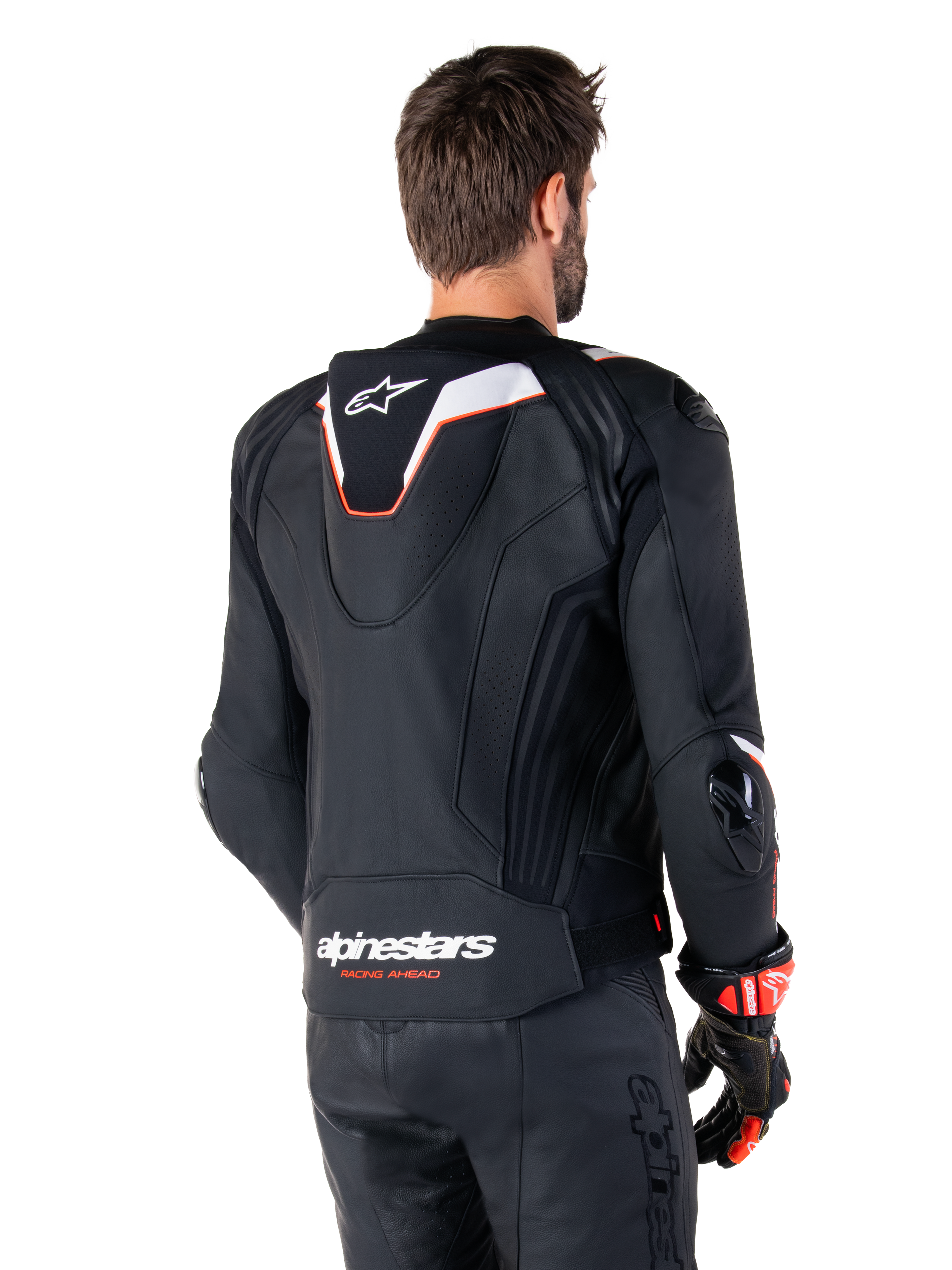 Veste en cuir Alpinestars Missile V3 Ignition, vue arrière, noir avec accents blancs et rouges, dotée d'une bosse aérodynamique sport et du logo Alpinestars, portée avec un pantalon en cuir assorti et des gants de course