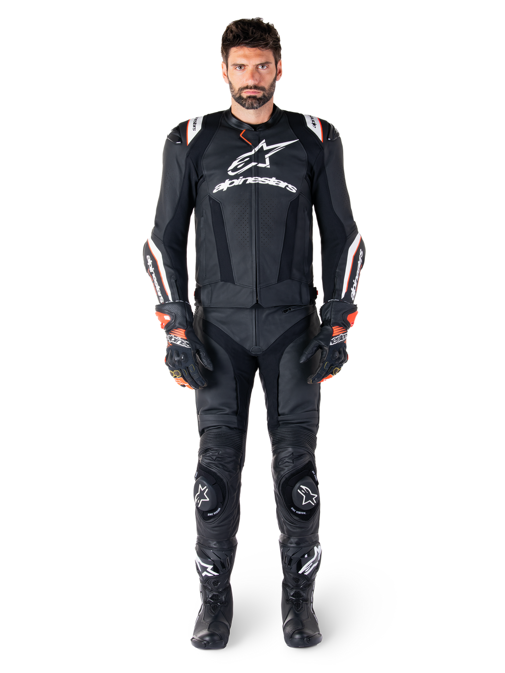 Pilote portant la veste en cuir Alpinestars Missile V3 Ignition en noir, associée à un pantalon en cuir, des gants et des bottes assortis, avec logos Alpinestars blancs et accents rouges, conçue pour la performance de course professionnelle.