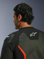 Blouson en cuir Alpinestars GP Force V2 Air, noir et rouge fluo, gros plan sur le haut du dos et l'épaule, présentant de larges perforations pour la circulation de l'air, logo blanc au dos et protection d'épaule GP Lite Evo
