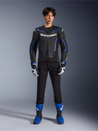 Blouson en cuir Alpinestars GP Force V2 Airflow en Noir Bleu Métallisé, porté avec des gants de course assortis, un pantalon noir et des bottes bleues, équipement professionnel de moto de sport, photo de studio en pied