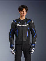 Blouson en cuir Alpinestars GP Force V2 Airflow, Noir Bleu Métallique, blouson de moto avec cuir perforé et accents bleus, porté par un mannequin avec des gants de course assortis et un pantalon noir, équipement de conduite sportive professionnel