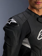 Veste en cuir Alpinestars Dusk Airflow, noir et blanc, vue rapprochée de l'épaule et du torse, avec cuir perforé pour la ventilation, protection d'épaule DFS avec logo Alpinestars blanc, design sportif.