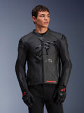 Alpinestars GP Plus R V4 Airflow, blouson de course moto en cuir, noir, construction en cuir perforé avec logo ASTARS sur la poitrine et protections d'épaules DFS, porté avec des gants noirs et rouges