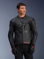 Alpinestars GP Plus R V4 Airflow, blouson de course moto en cuir, noir, construction en cuir perforé avec logo ASTARS sur la poitrine et protections d'épaules DFS, porté avec des gants noirs et rouges