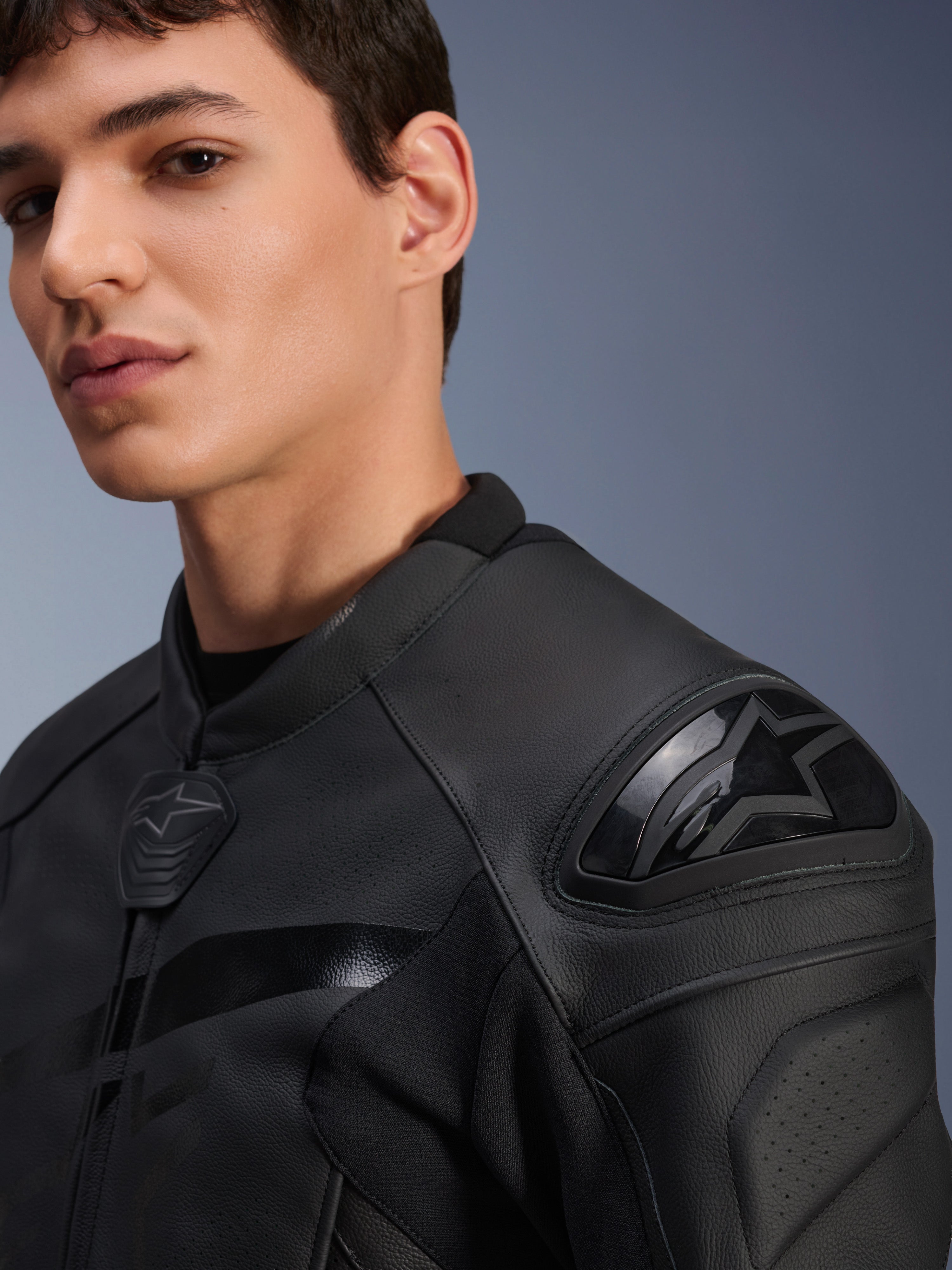 Veste en cuir Alpinestars GP Plus R V4 Airflow, Noir, gros plan sur un mannequin présentant la protection d'épaule DFS à double densité et le cuir perforé, équipement de conduite sportive professionnelle
