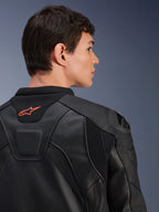 Veste en cuir Alpinestars GP Plus R V4 Airflow, noire, vue arrière rapprochée sur un modèle, avec cuir perforé de qualité course, panneaux stretch techniques et petit logo Alpinestars orange sur le col, équipement de moto professionnel