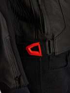 Veste en cuir Alpinestars GP Plus R V4 Airflow, gros plan, cuir perforé noir avec une sangle de réglage de la taille à crochet et boucle rouge fluo éclatant, dotée d'une poche latérale zippée et de panneaux texturés ergonomiques.