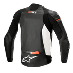 Veste en cuir Alpinestars GP Force Airflow, vue de dos, noir, blanc et rouge fluo, panneau arrière en cuir perforé pour la ventilation, inserts extensibles en accordéon sur les épaules et les côtés, logo Alpinestars blanc en bas du dos, marquage GP Force en haut du dos, vêtement de moto sportif