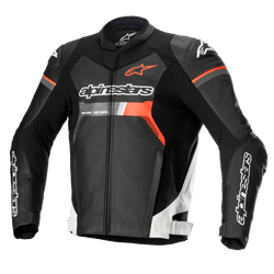 Blouson en cuir Alpinestars GP Force, blouson de moto de course, noir avec accents blanc et rouge fluo, arborant le logo Alpinestars sur la poitrine et les manches, fabrication en cuir de bovin premium avec protections d'épaules DFS Lite, silhouette aérodynamique épurée