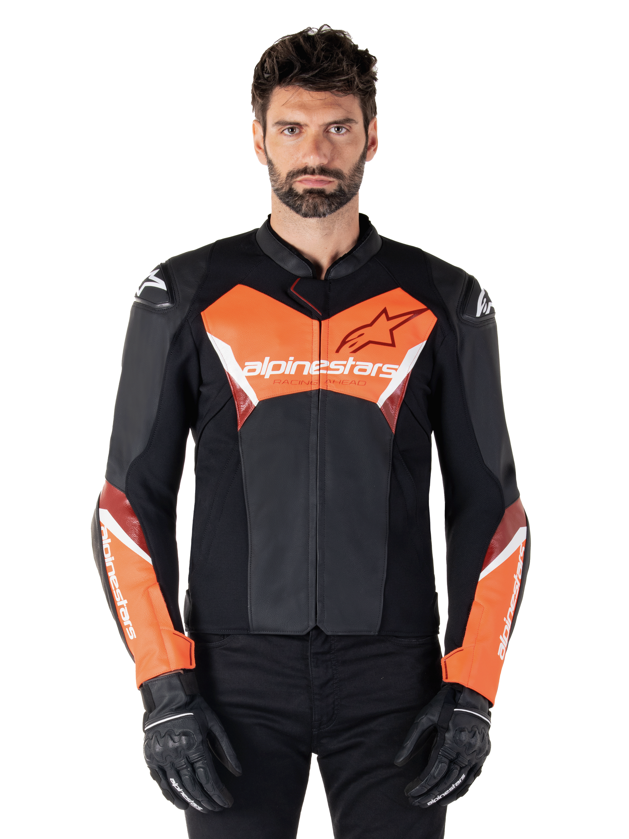 Veste en cuir Alpinestars Faster V3, veste de moto sportive, noir et rouge fluo, portée par un mannequin homme avec gants et pantalon de moto noirs, logo Alpinestars imposant sur la poitrine et les avant-bras, construction en cuir haut de gamme pour la route.