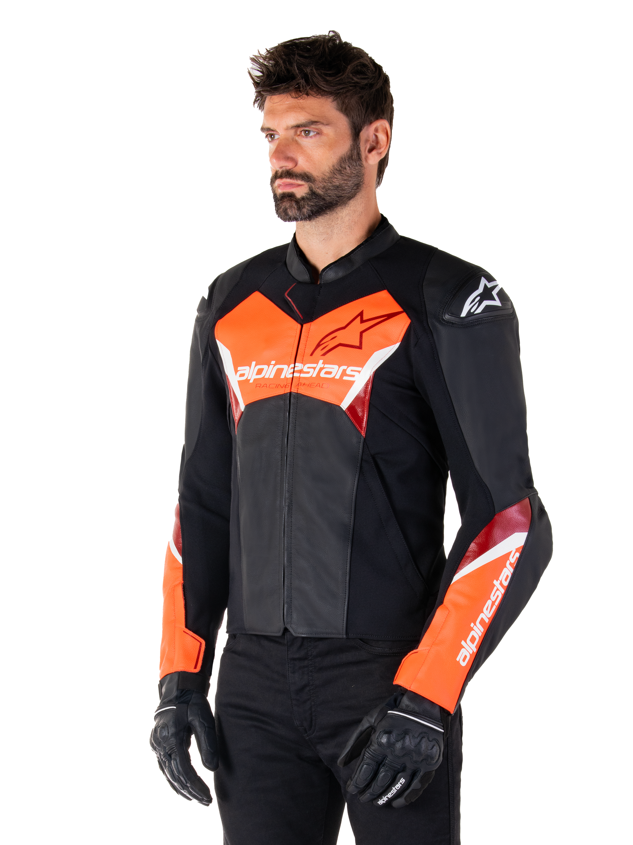 Veste en cuir Alpinestars Faster V3, noir et rouge fluo, veste de moto sportive haut de gamme avec des accents blancs et rouges, logo Alpinestars sur la poitrine et les manches, portée avec des gants et un pantalon de moto noirs.