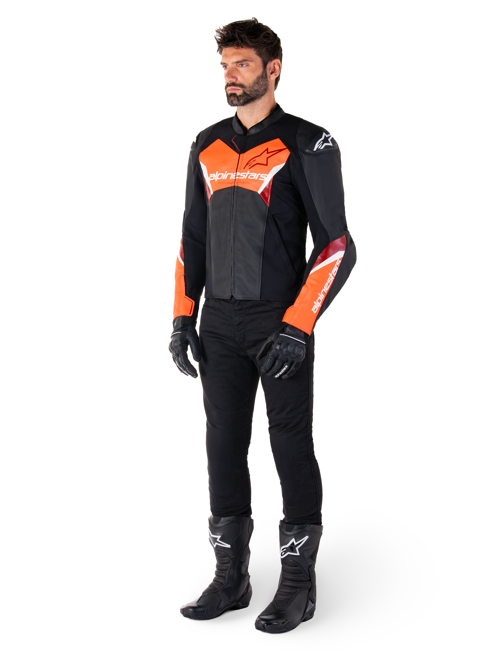Pilote portant la veste en cuir Alpinestars Faster V3 en noir et rouge fluo, associée à un pantalon, des gants et des bottes de moto noirs. La veste présente une silhouette inspirée de la course avec des accents rouge fluo vifs sur la poitrine et les manches, le logo Alpinestars blanc et une conception en cuir de qualité supérieure.