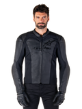 Veste en cuir Alpinestars Faster V3, blouson de moto noir, cuir haut de gamme avec panneaux extensibles HRSF, coupe sport élégante, épaules renforcées avec protections, porté avec des gants noirs, équipement professionnel pour la conduite sur route