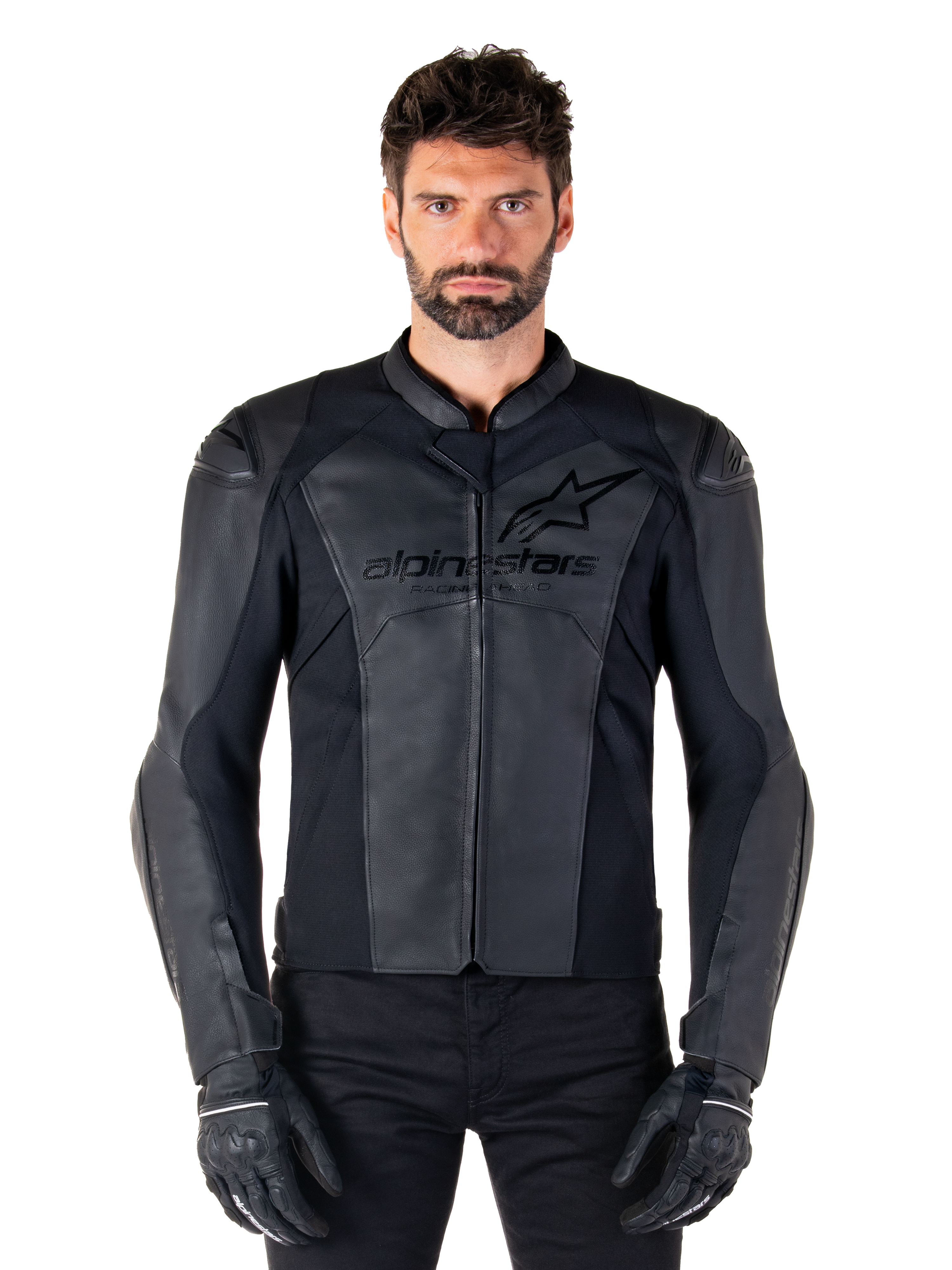 Veste en cuir Alpinestars Faster V3, blouson de moto noir, cuir haut de gamme avec panneaux extensibles HRSF, coupe sport élégante, épaules renforcées avec protections, porté avec des gants noirs, équipement professionnel pour la conduite sur route