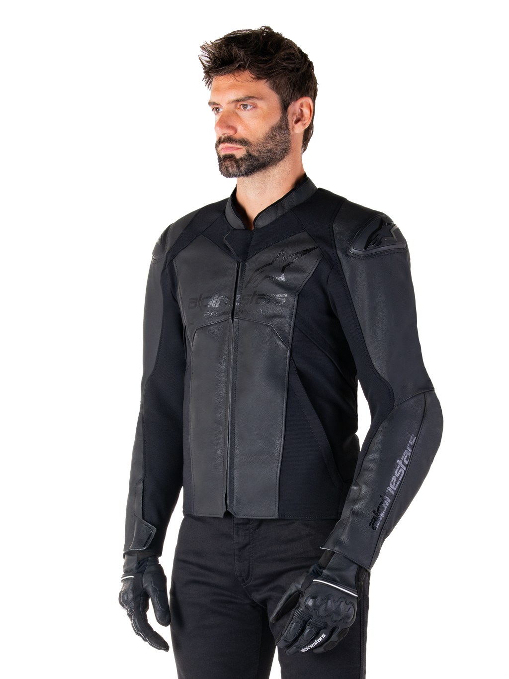 Veste en cuir Alpinestars Faster V3, veste de moto sportive, noir, portée par un mannequin homme avec un pantalon et des gants noirs, construction en cuir haut de gamme avec des panneaux extensibles et des protections d'épaules DFS GP Lite, silhouette sportive élégante et moderne