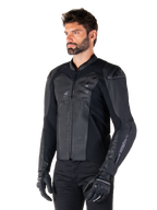 Veste en cuir Alpinestars Faster V3, veste de moto sportive, noir, portée par un mannequin homme avec un pantalon et des gants noirs, construction en cuir haut de gamme avec des panneaux extensibles et des protections d'épaules DFS GP Lite, silhouette sportive élégante et moderne