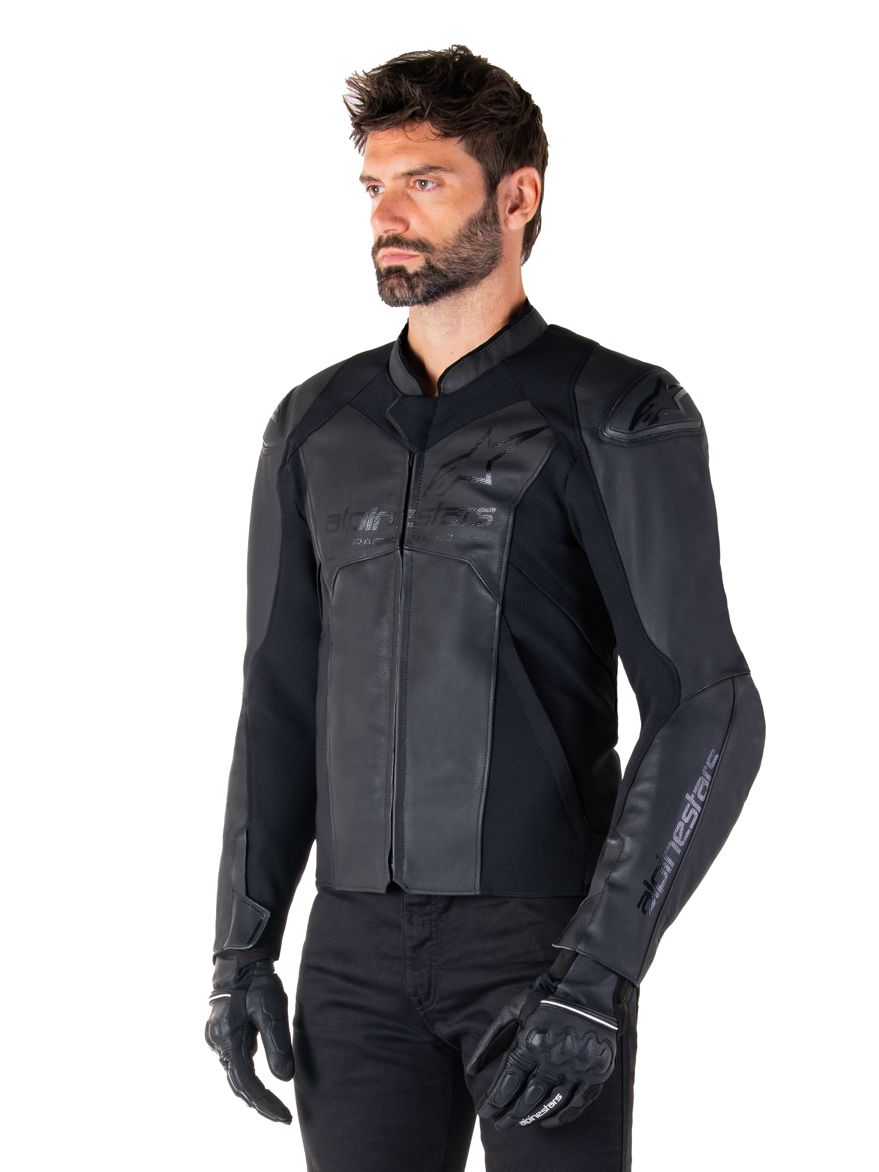 Veste en cuir Alpinestars Faster V3, veste de moto sportive, noir, portée par un mannequin homme avec un pantalon et des gants noirs, construction en cuir haut de gamme avec des panneaux extensibles et des protections d'épaules DFS GP Lite, silhouette sportive élégante et moderne