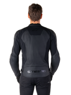Vue arrière d'un homme portant la veste en cuir Alpinestars Faster V3 en Black Black, dotée de panneaux en cuir haut de gamme et d'empiècements extensibles, marquages discrets « alpinestars » et « RACING AHEAD » dans le bas du dos, coupe sport athlétique pour la moto.