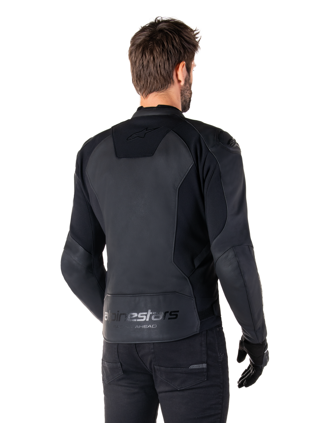 Veste en cuir Alpinestars Faster V3, Noir Noir, vue arrière d'un mannequin portant la veste de moto sportive, avec les logos « alpinestars » et « RACING AHEAD » dans le bas du dos, cuir haut de gamme avec panneaux mats, silhouette sportive moderne pour la pratique de la moto
