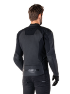 Veste en cuir Alpinestars Faster V3, Noir Noir, vue arrière d'un mannequin portant la veste de moto sportive, avec les logos « alpinestars » et « RACING AHEAD » dans le bas du dos, cuir haut de gamme avec panneaux mats, silhouette sportive moderne pour la pratique de la moto