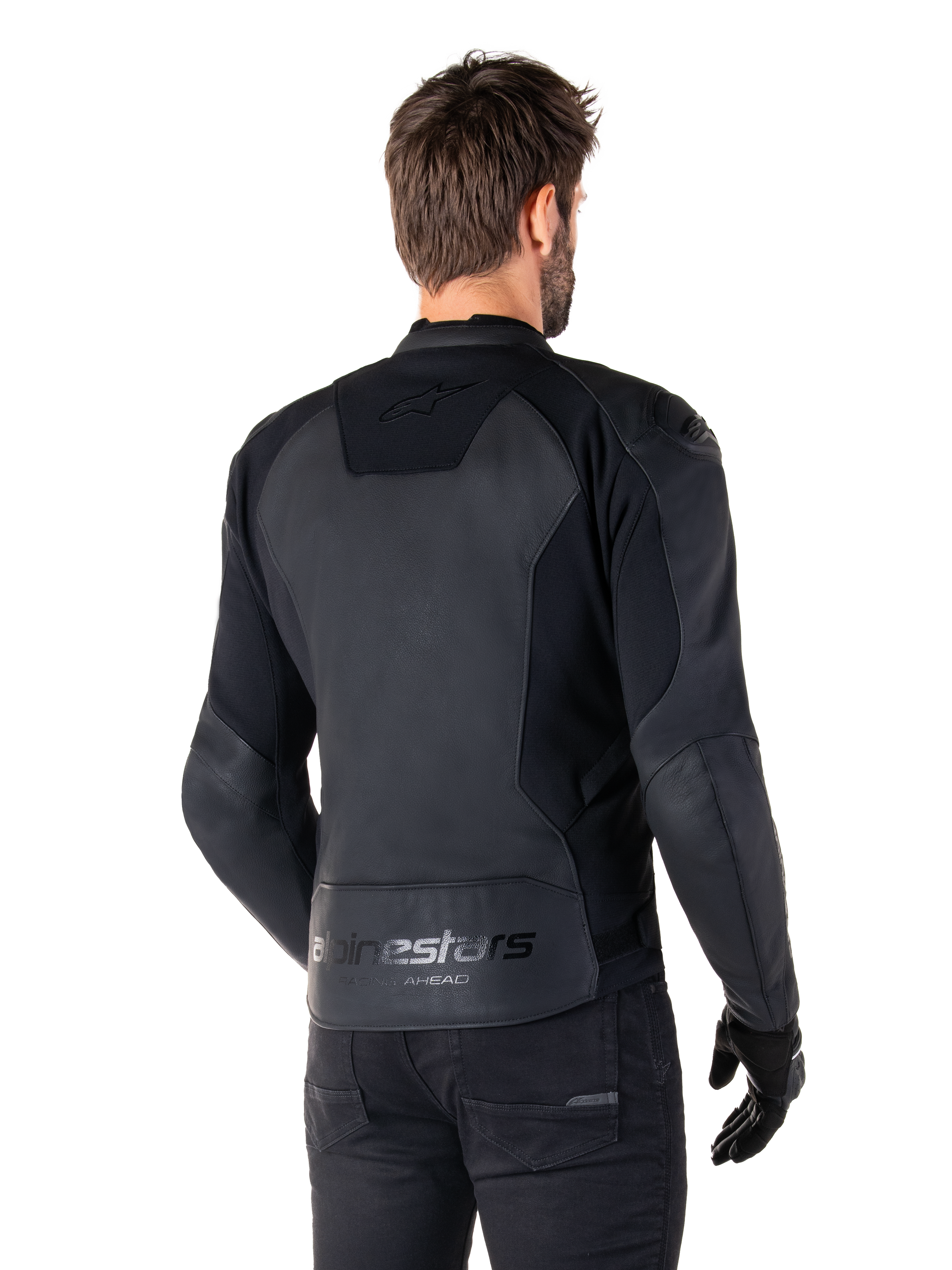 Veste en cuir Alpinestars Faster V3, Noir Noir, vue arrière d'un mannequin portant la veste de moto sportive, avec les logos « alpinestars » et « RACING AHEAD » dans le bas du dos, cuir haut de gamme avec panneaux mats, silhouette sportive moderne pour la pratique de la moto
