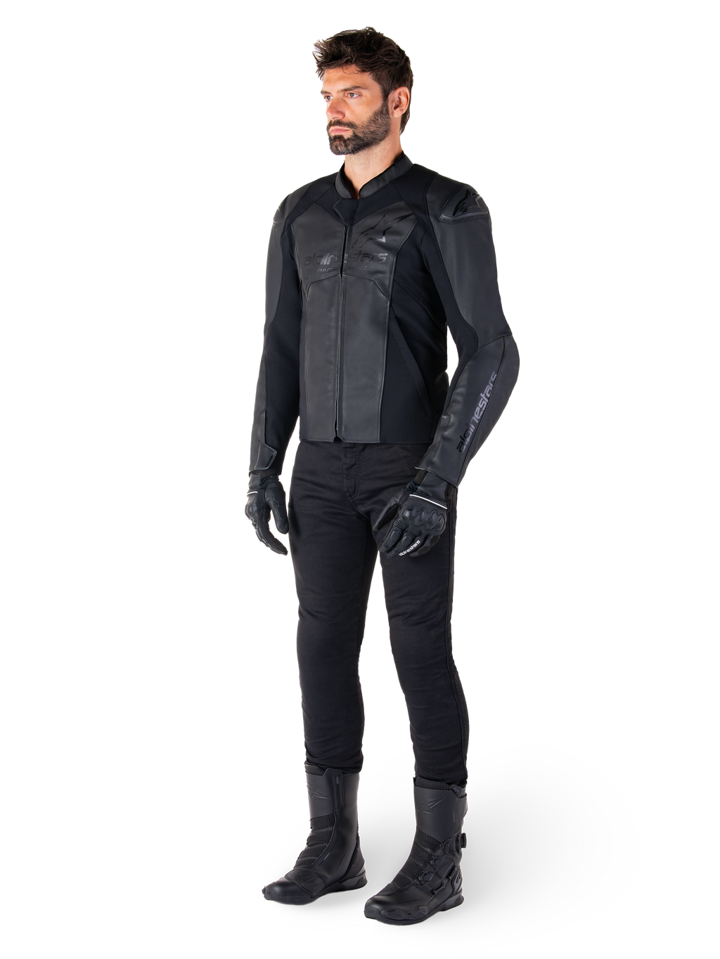 Veste en cuir Alpinestars Faster V3, Noir Noir, portée avec un pantalon, des gants et des bottes noirs, construction en cuir technique avec panneaux extensibles HRSF, protections d'épaules DFS GP Lite intégrées et silhouette sportive épurée