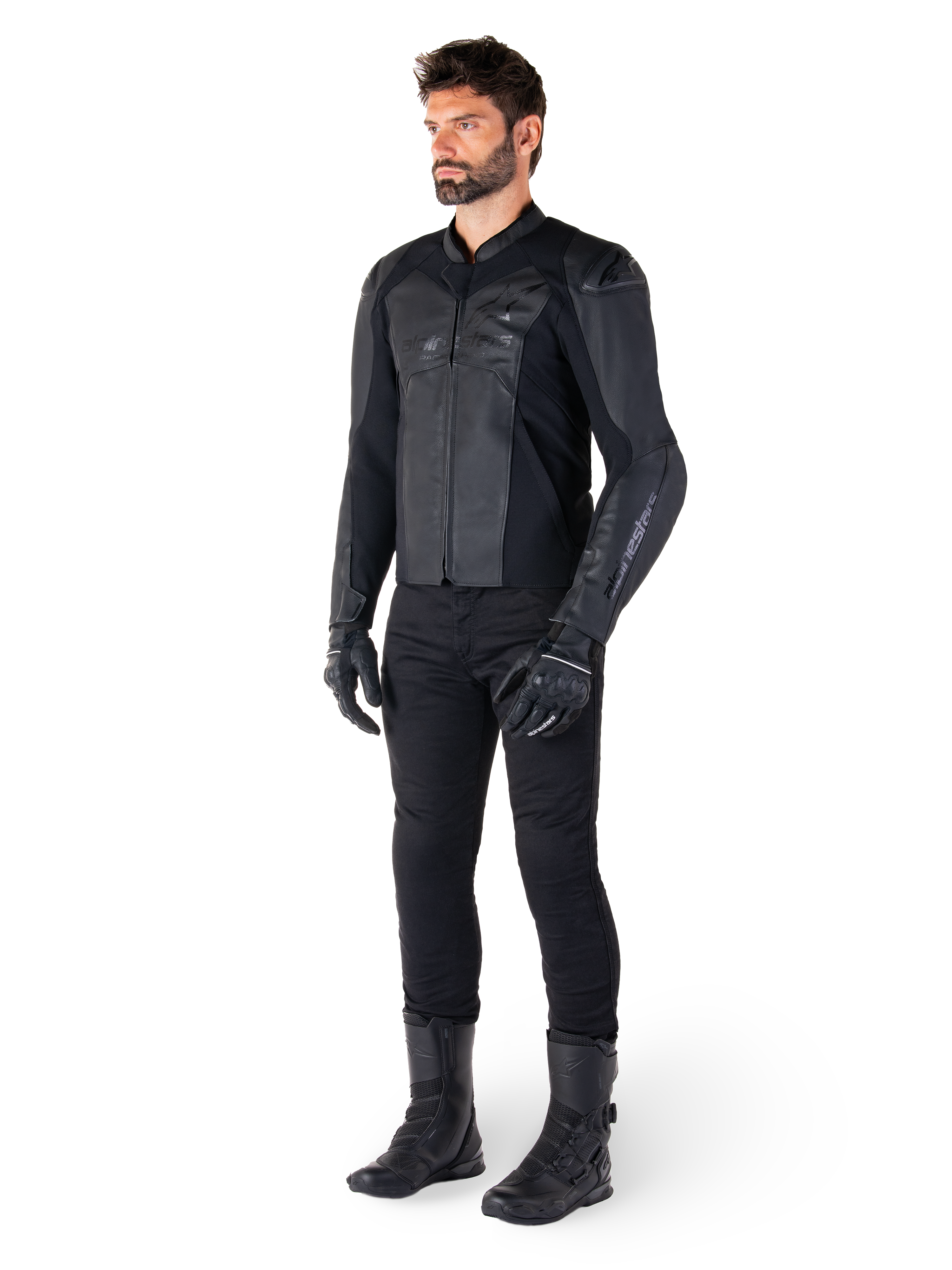 Veste en cuir Alpinestars Faster V3, Noir Noir, portée avec un pantalon, des gants et des bottes noirs, construction en cuir technique avec panneaux extensibles HRSF, protections d'épaules DFS GP Lite intégrées et silhouette sportive épurée