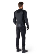 Veste en cuir Alpinestars Faster V3, Noir Noir, vue arrière sur un pilote, avec des panneaux en cuir haut de gamme et un marquage Alpinestars embossé, associée à un pantalon et des bottes de moto noirs pour un look de moto sportive complet.